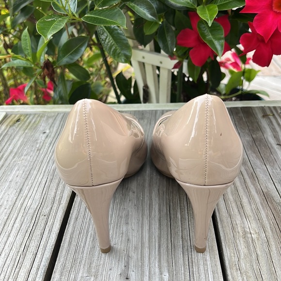 Bandolino peep-toe glossy tan shoes 6W - Picture 4 of 10